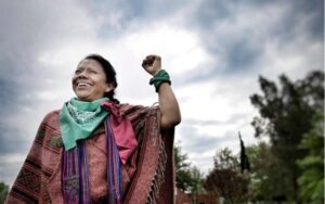 Lee más sobre el artículo Tejiendo Libertades: retorno comunitario de Lolita Chávez a Guatemala