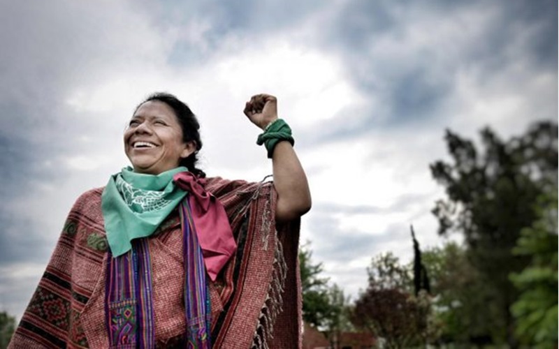 En este momento estás viendo Tejiendo Libertades: retorno comunitario de Lolita Chávez a Guatemala