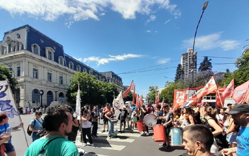 Lee más sobre el artículo Trabajadores de Madygraf movilizan a la legislatura por la Ley de Expropiación: “Creemos que nadie se salva solo”