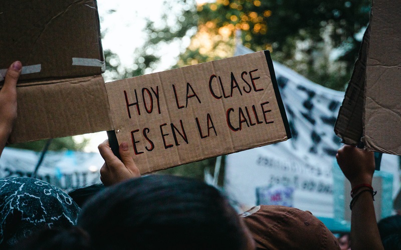 Lee más sobre el artículo Entrevista a docente de Trabajo Social: profes y estudiantes se movilizan y crece la preocupación por la juventud precarizada