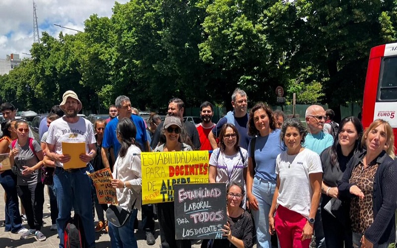 Lee más sobre el artículo Docentes del Albert Thomas reclamaron en Gobernación por su estabilidad laboral