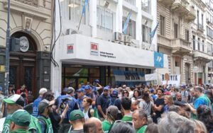 Lee más sobre el artículo INTA: “a pesar la medida  de no innovar por seis meses, el gobierno decidió hacer listados de pase a disponibilidad, persiguiendo al sector de la agricultura familiar”